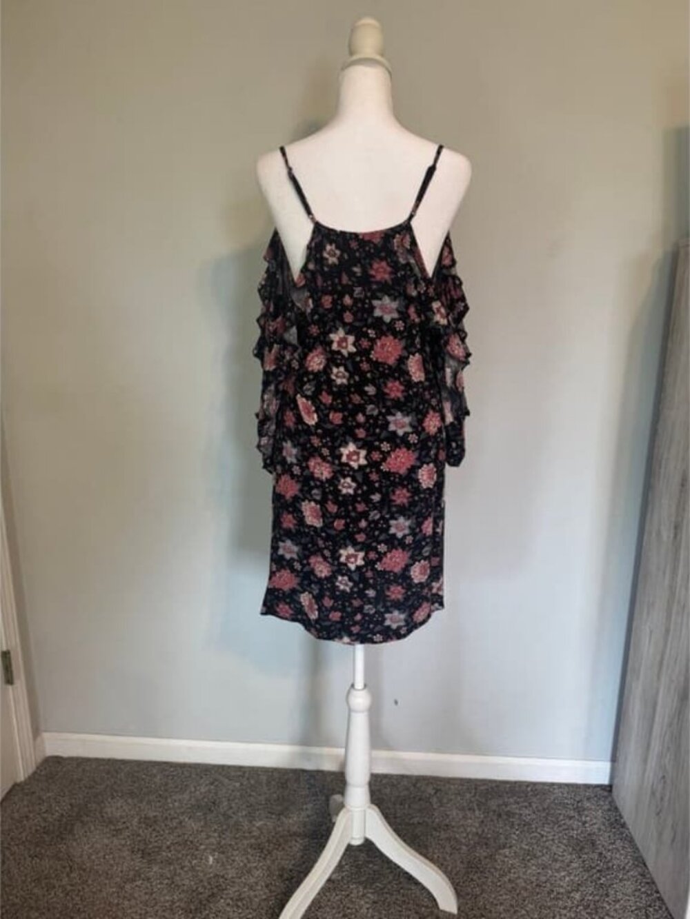 Shoulder cut out dress